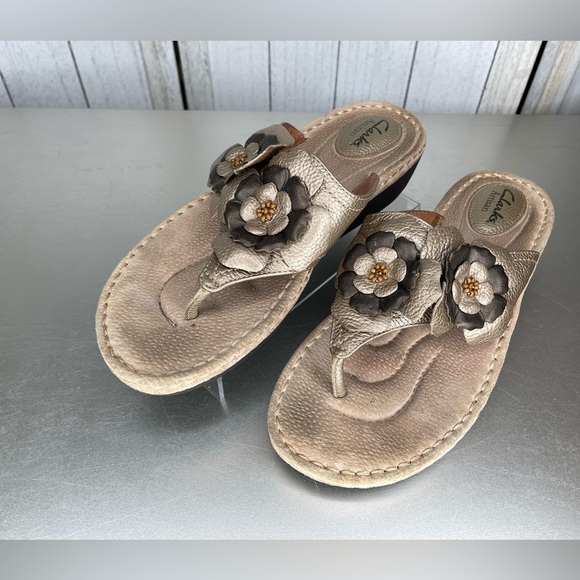 Clarks Womens Sandals Size 9.5 Gold Shimmer Leather Slide Floral Platform - Picture 2 of 6